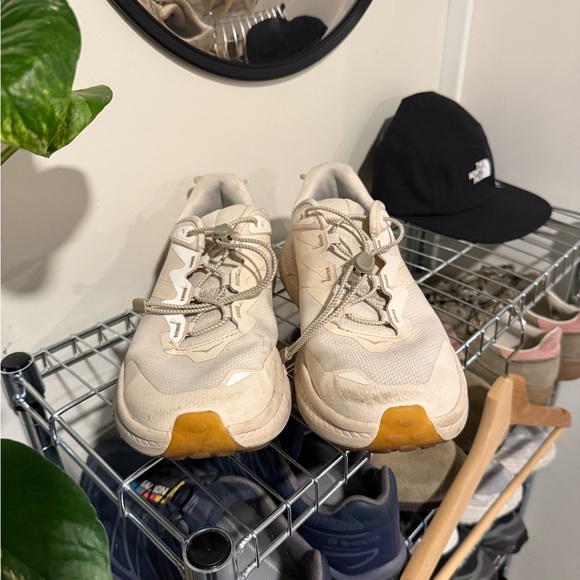 Hoka Transports - Picture 3 of 5